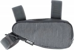 Evoc - Sacoche De Cadre 0,7 L - Bikepacking 11 Evoc - Sacoche De Cadre 0,7 L - Bikepacking -Accessoires Vélo Soldes evoc sacoche de cadre 700 ml gris carbone perspective 4 3840x2160