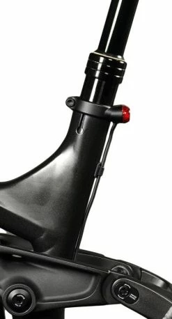 Lupine - Feu Arrière C14 Pour Vélo électrique (montage Sur Tige De Selle) -Accessoires Vélo Soldes lupine feu arriere c14 vae montage tige de selle detail 2 3840x2160